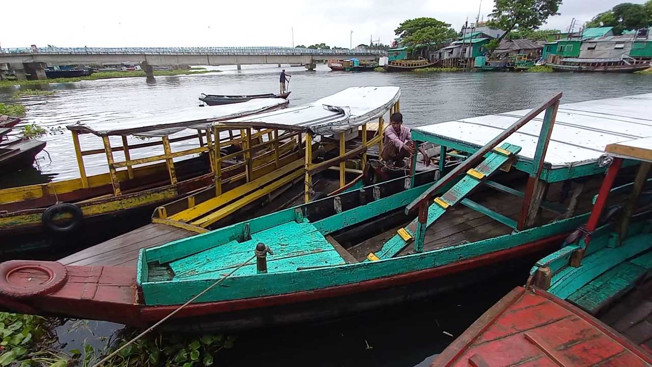 কাপ্তাই হ্রদে নৌ চলাচল বন্ধ। ছবি : কালবেলা