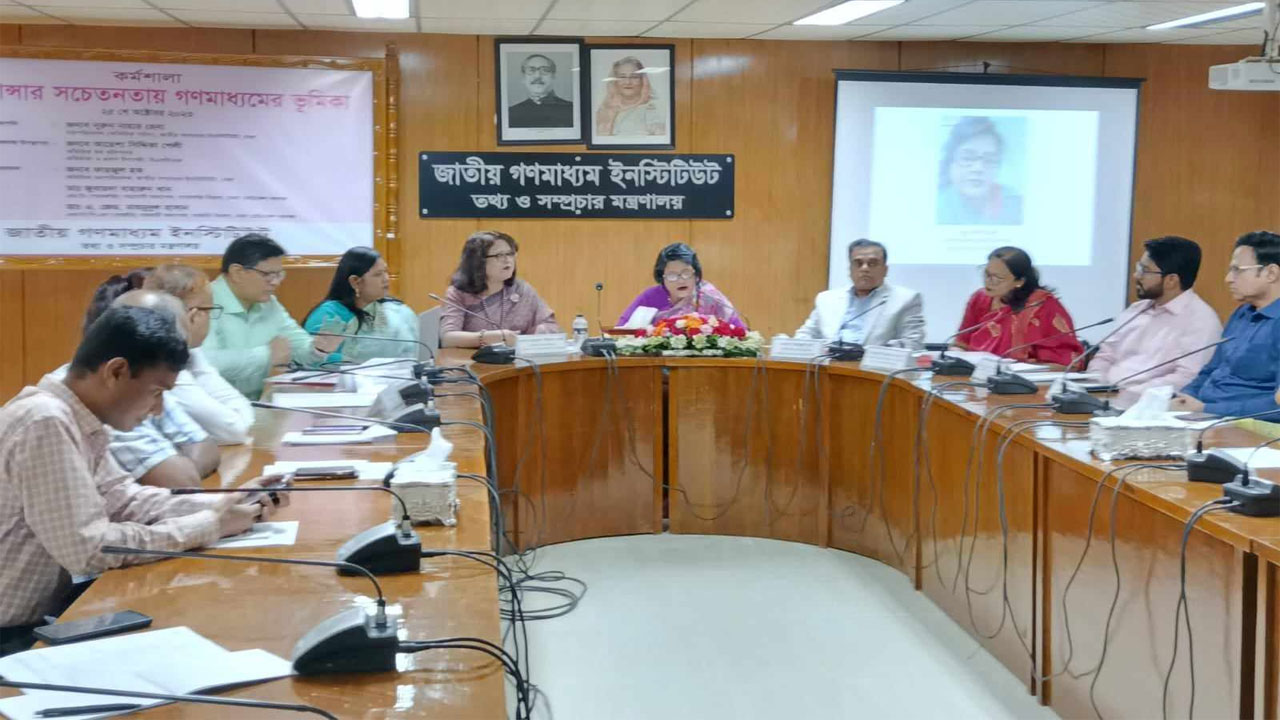 ‘স্তন ক্যান্সার সচেতনতা : গণমাধ্যমের ভূমিকা’ শীর্ষক কর্মশালায় কথা বলছেন বক্তারা। ছবি : কালবেলা