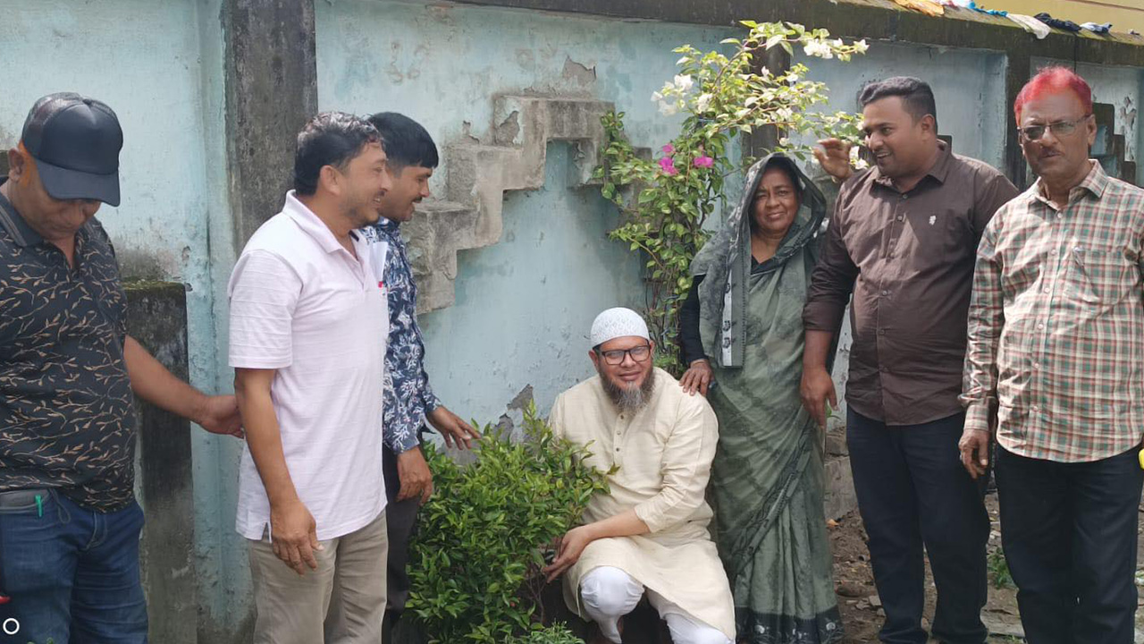 সাতক্ষীরা পৌর চত্বরে সৌন্দর্যবর্ধন কাজের উদ্বোধন। ছবি : কালবেলা