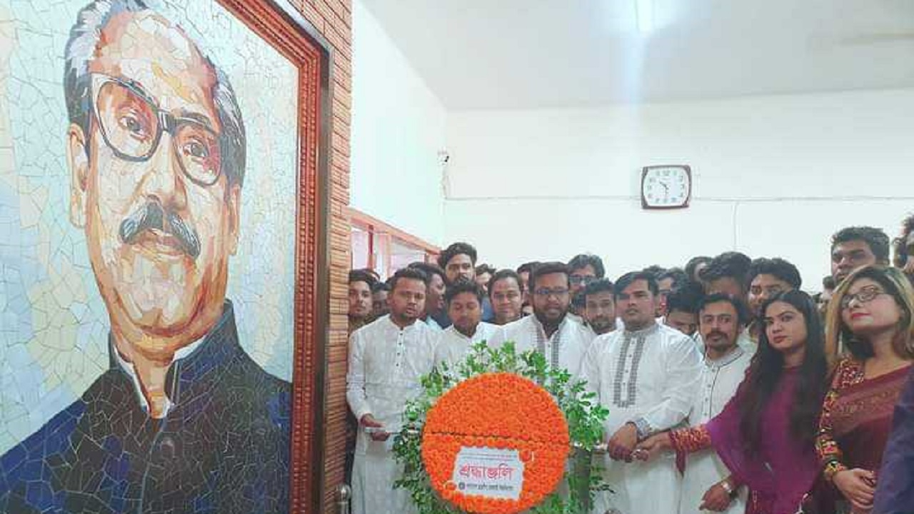 বঙ্গবন্ধুর প্রতিকৃতিতে শ্রদ্ধা জানাচ্ছেন রাবি ছাত্রলীগের নতুন কমিটির সদস্যরা। ছবি : কালবেলা
