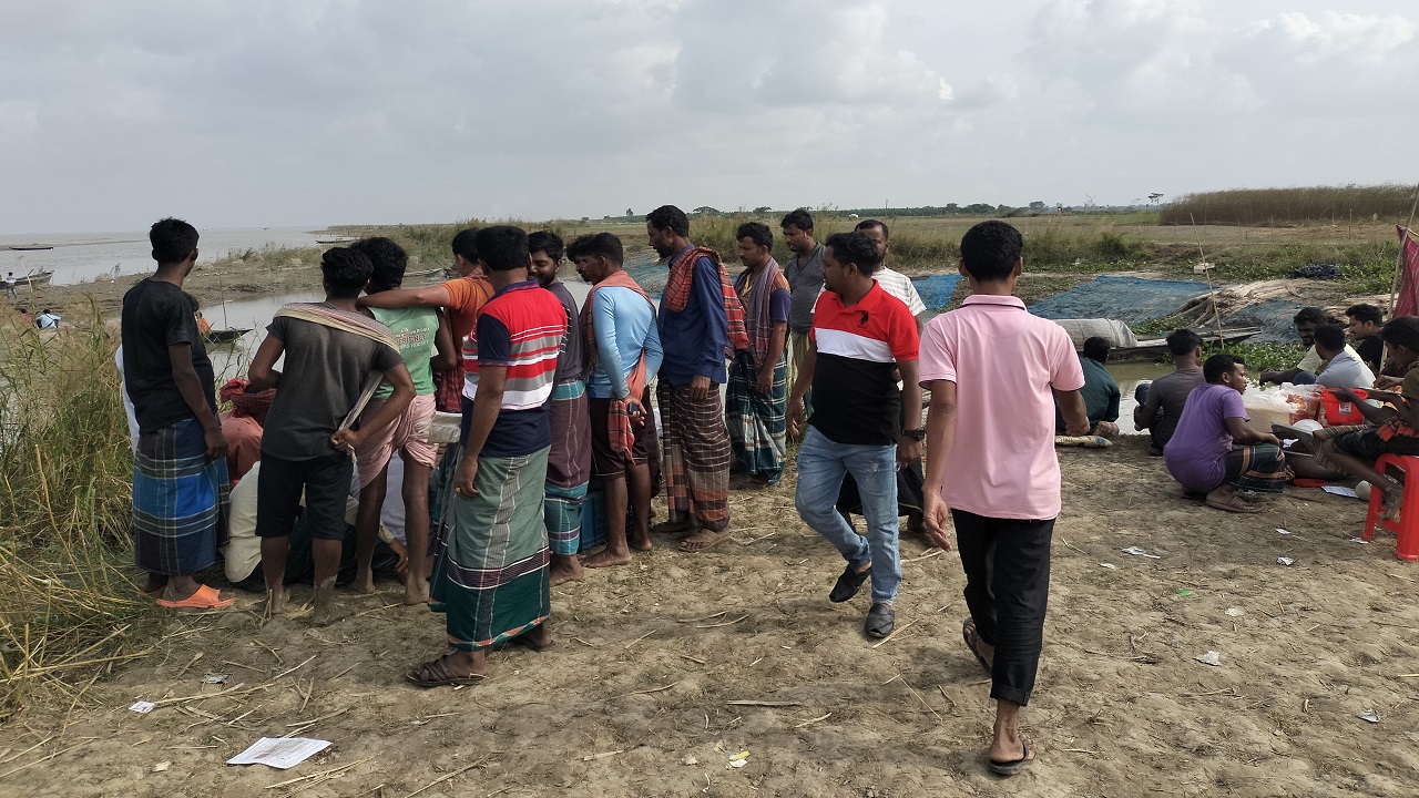 পদ্মা পাড়ে প্রকাশ্যে চলছে ইলিশ বেচা-কেনা। ছবি : কালবেলা