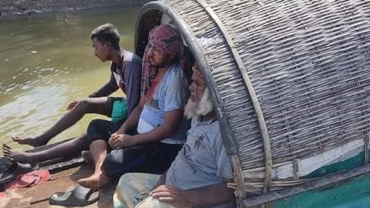 দিরাইয়ের গোলাগুলির ঘটনায় আহতদের নৌকায় করে হাসপাতালে নেওয়া হচ্ছে। ছবি : কালবেলা