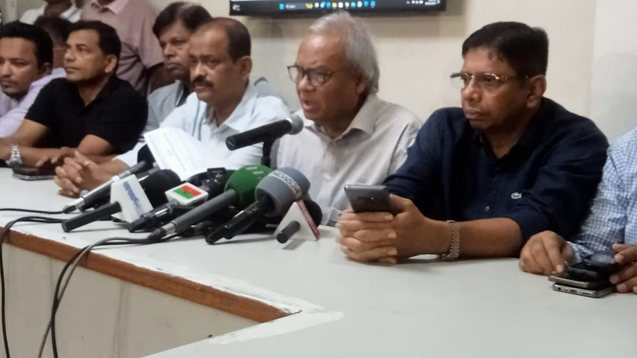 নয়াপল্টনে দলের কেন্দ্রীয় কার্যালয়ে বিএনপির সিনিয়র যুগ্ম-মহাসচিব রুহুল কবির রিজভী। ছবি : কালবেলা