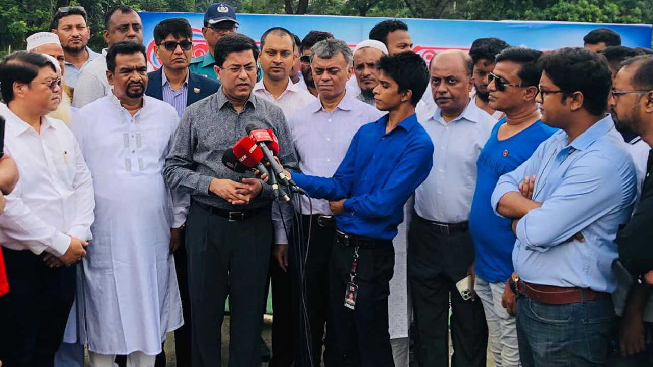 রাজধানীর ডেমরা এলাকায় ডিএসসিসি মেয়র ব্যারিস্টার শেখ ফজলে নূর তাপস। ছবি : কালবেলা
