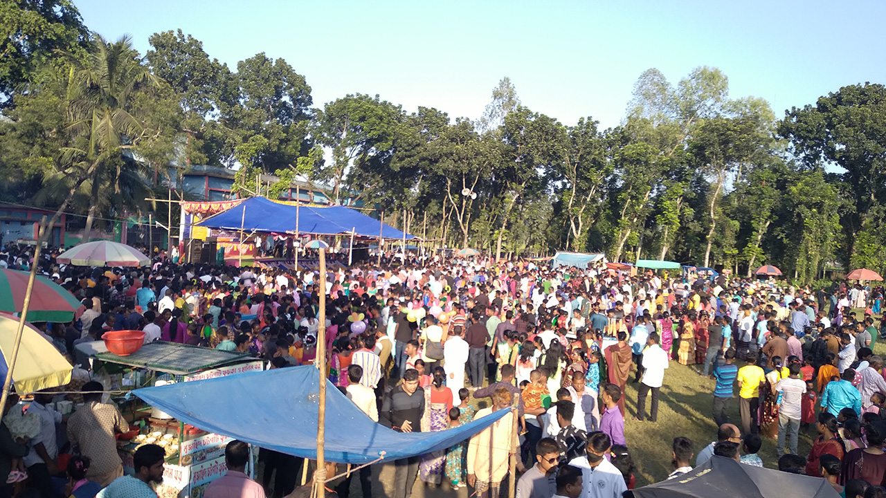 দিনাজপুরের বীরগঞ্জে বসেছে ক্ষুদ্র নৃ-গোষ্ঠীদের এক অন্যরকম মেলা। ছবি : কালবেলা