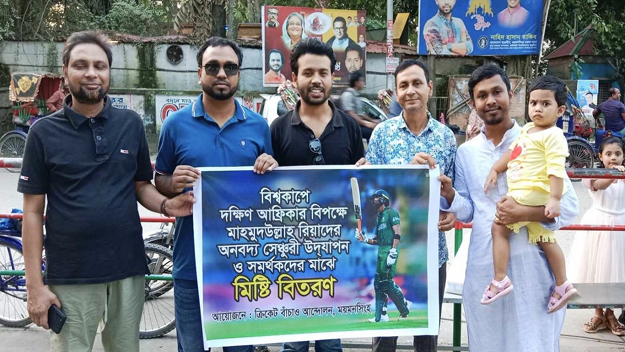 মাহমুদুল্লাহর সেঞ্চুরি উপলক্ষে মিষ্টি বিতরণ। ছবি : কালবেলা