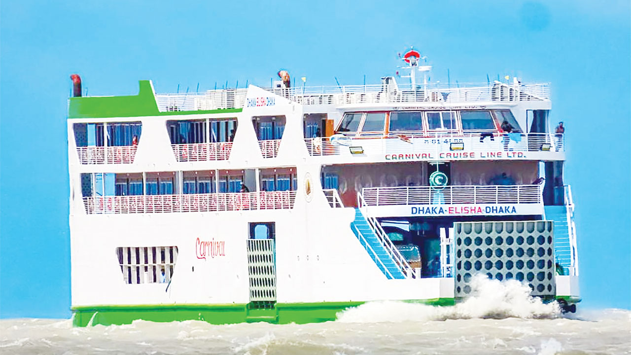 ঢাকা-ভোলা রুটে চলাচলকারী জাহাজ কার্নিভাল ক্রুজ।