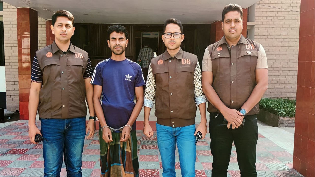 ডিবির হাতে আটক বোমা তৈরির কারিগর মিলন। ছবি : কালবেলা