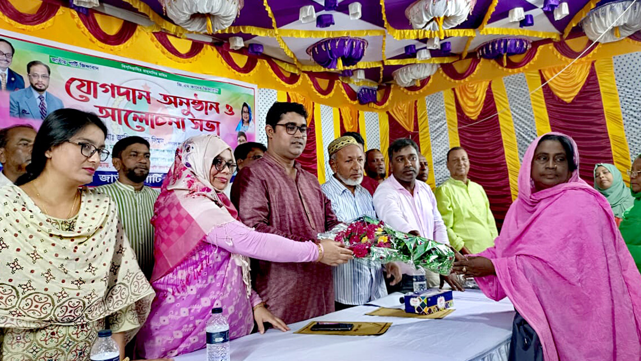 লালমনিরহাটে জাতীয় পার্টিতে যোগ দিয়েছেন শতাধিক মহিলা কর্মী। ছবি : কালবেলা