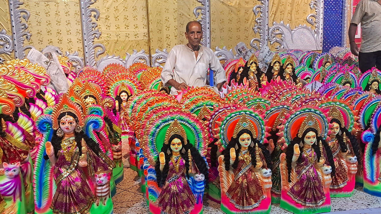 কোজাগরী লক্ষ্মীপূজা উপলক্ষে চাঁদপুরে প্রতিমা বিক্রি শুরু। ছবি : কালবেলা