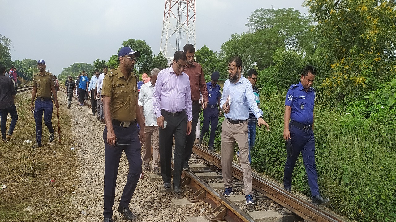 ভৈরবে ট্রেন দুর্ঘটনায় তদন্ত কমিটির ঘটনাস্থল পরিদর্শন। ছবি : কালবেলা