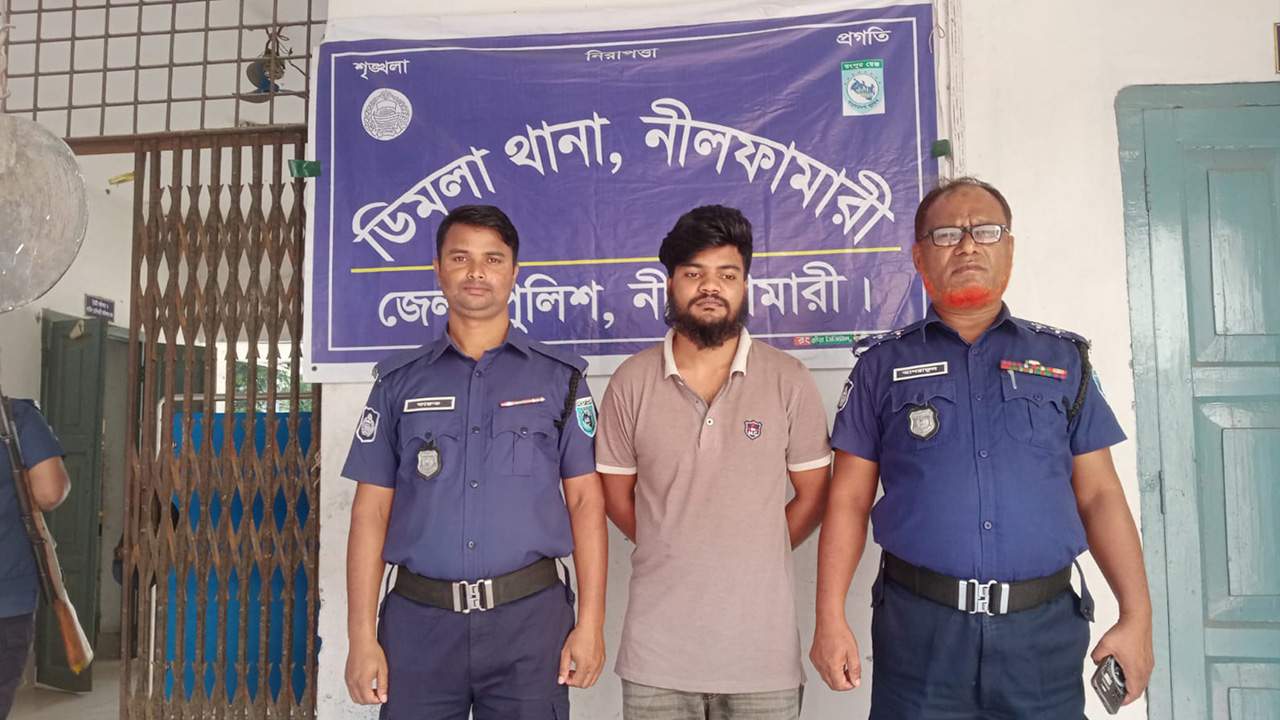 প্রধানমন্ত্রীকে নিয়ে কুরুচিপূর্ণ ছবি পোস্ট করার অভিযোগে আটক আনোয়ারুল ইসলাম। ছবি : কালবেলা