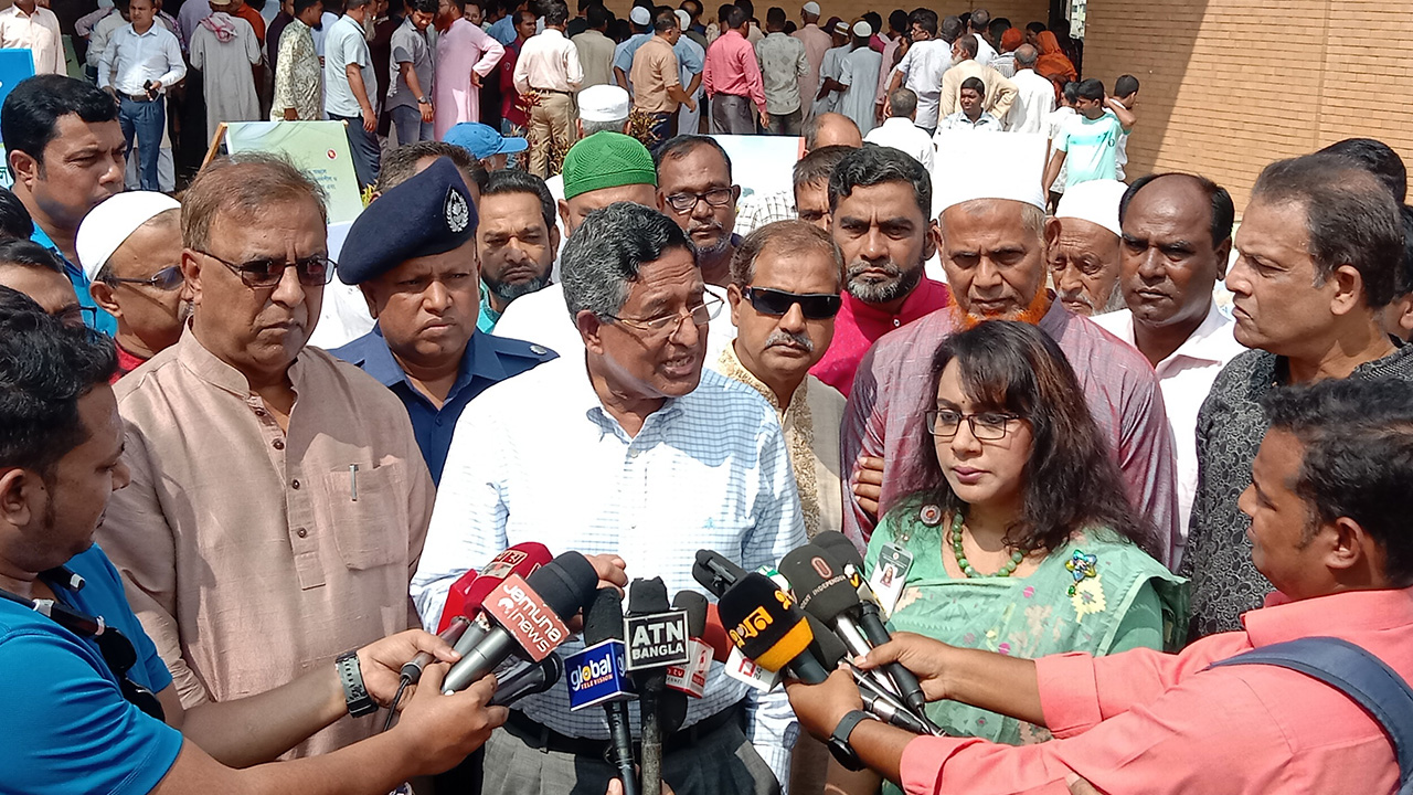 সাংবাদিকদের সঙ্গে কথা বলছেন কৃষিমন্ত্রী ড.আব্দুর রাজ্জাক। ছবি : কালবেলা