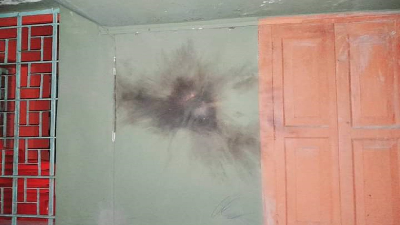 অভয়নগরে ঘরের দেয়ালে বোমার আঘাত। ছবি : কালবেলা