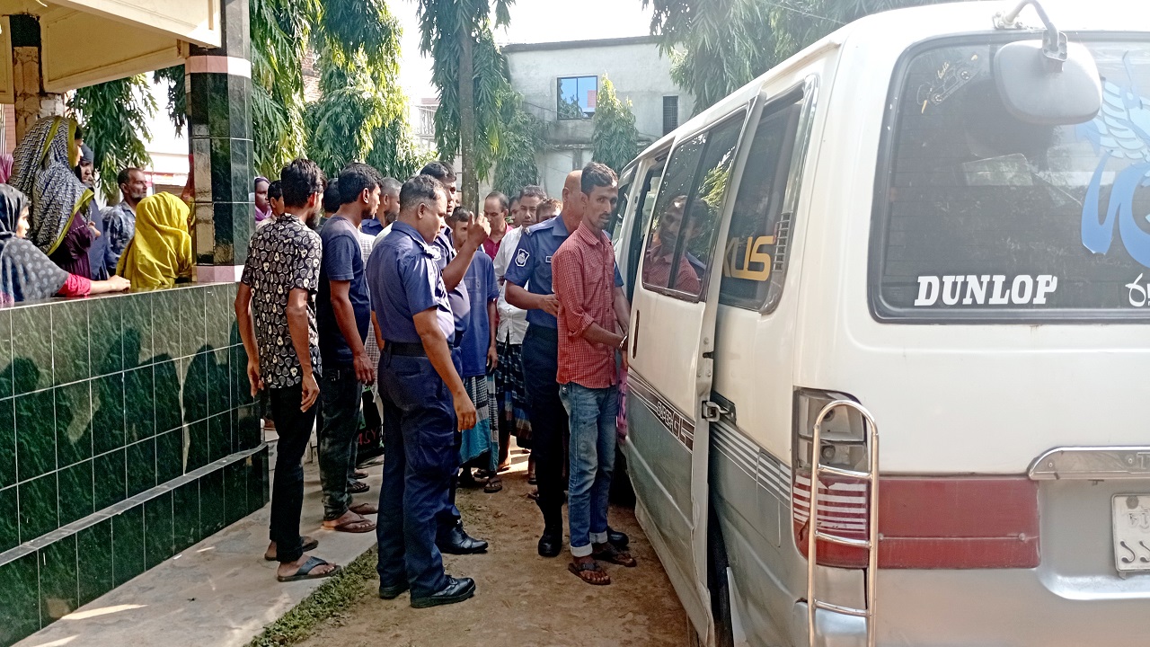 গ্রেপ্তারকৃত বিএনপি-জামায়াতের নেতাকর্মীদের আদালতে পাঠানো হচ্ছে। ছবি : কালবেলা