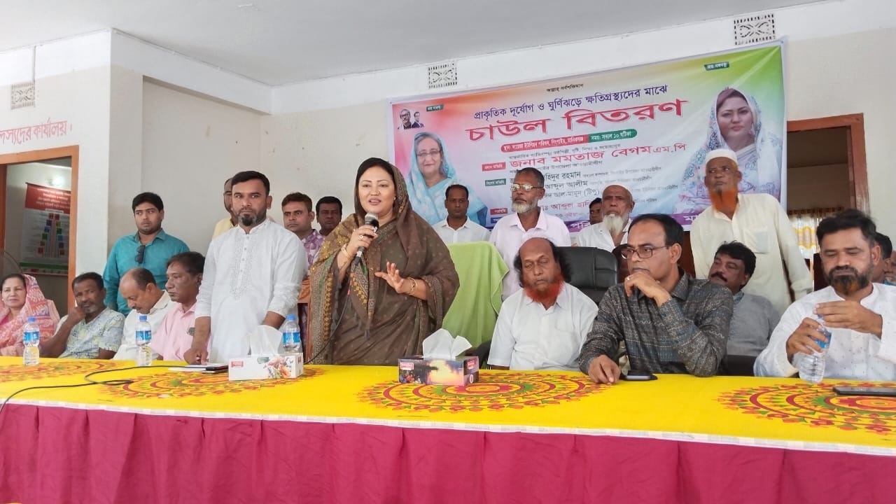 মানিকগঞ্জে ঘূর্ণিঝড়ে ক্ষতিগ্রস্ত পরিবারের মাঝে চাল বিতরণ অনুষ্ঠানে মমতাজ বেগম। ছবি : কালবেলা