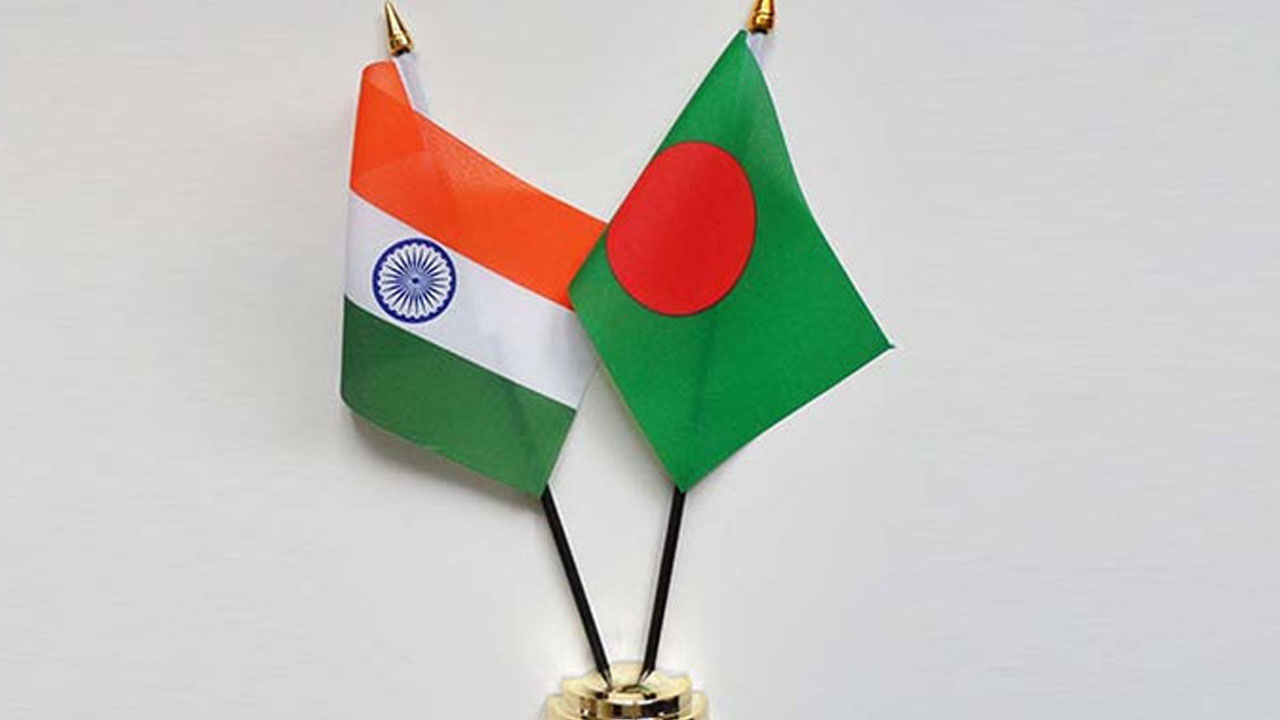 ভারত ও বাংলাদেশের পতাকা।