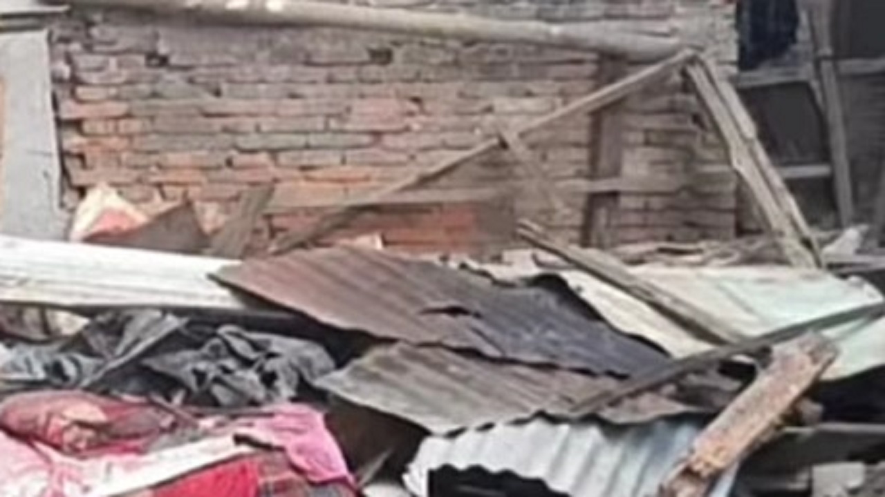 ঝালকাঠি শহরের ডাক্তারপট্টি এলাকায় হামলা ও ভাঙচুর চালানো বসতবাড়ি। ছবি : কালবেলা