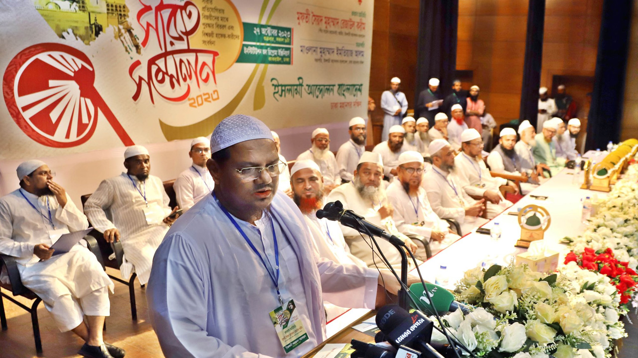 চলমান রাজনীতি নিয়ে কাকরাইলস্থ ইনস্টিটিউশন অব ডিপ্লোমা ইঞ্জিনিয়ার্স মিলনায়তনে বক্তব্য দেন চরমোনাই পীর মুফতি সৈয়দ মুহাম্মাদ রেজাউল করীম। ছবি : কালবেলা