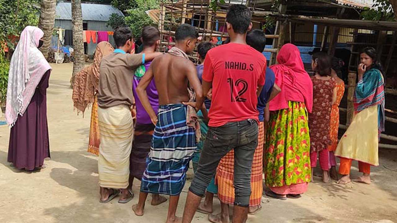 ভাত দিতে দেরি করায় স্ত্রীকে হত্যার ঘটনাস্থলে স্থানীয়দের ভিড়। ছবি : সংগৃহীত