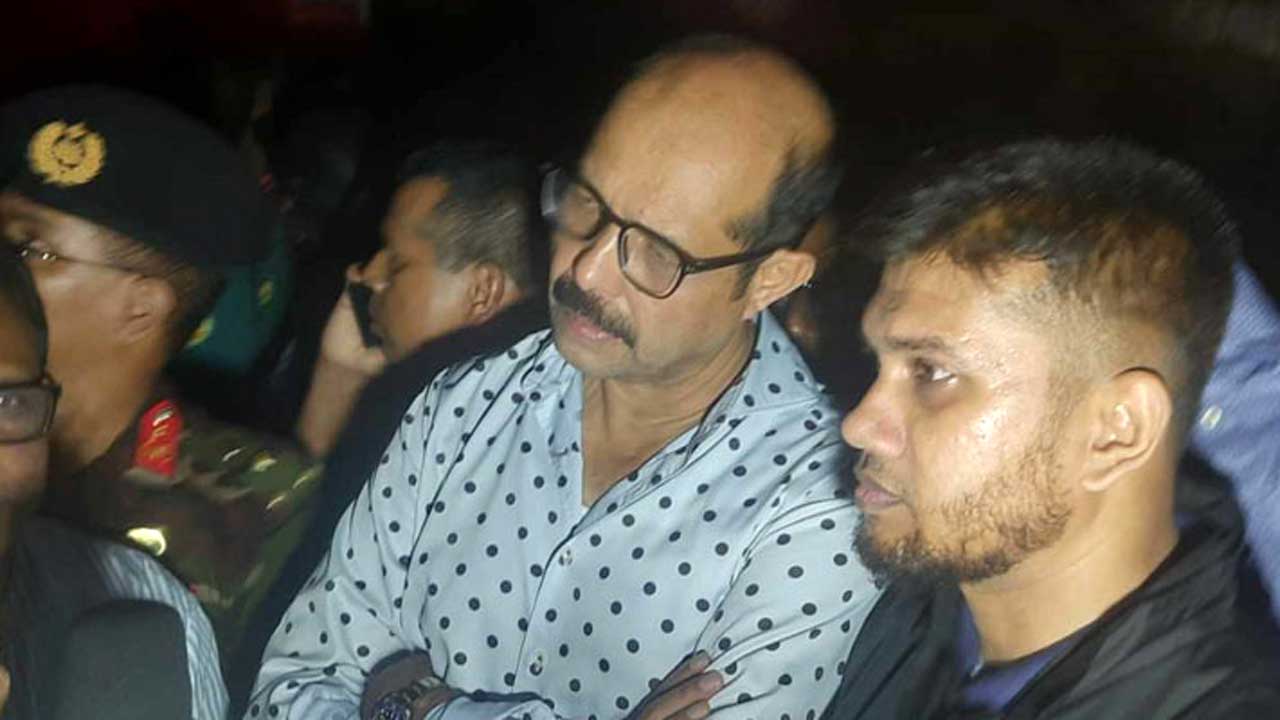 রাজধানীর মহাখালী আগুনের ঘটনায় ঘটনাস্থলে গিয়েছেন ঢাকা উত্তর সিটি কর্পোরেশনের মেয়র আতিকুল ইসলাম। ছবি : সংগৃহীত
