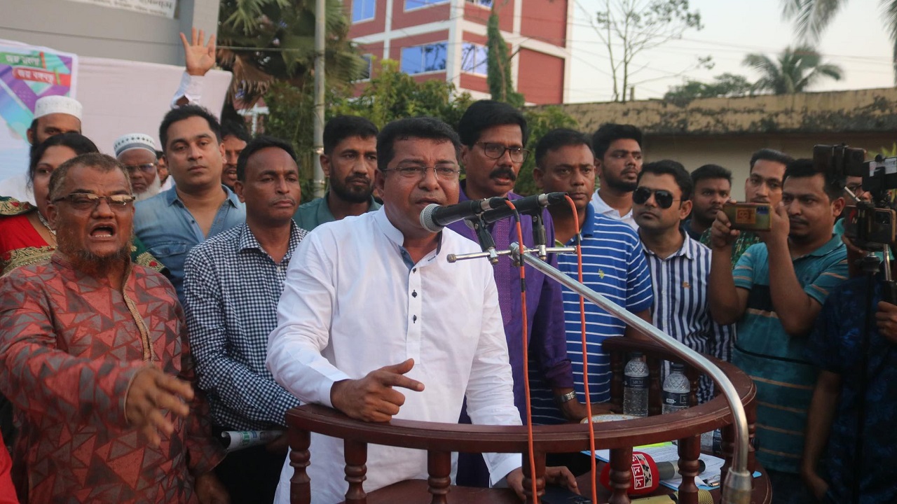 ভান্ডারিয়া উপজেলা পরিষদ চত্বরে আওয়ামী লীগ আয়োজিত সমাবেশে বক্তব্য দিচ্ছেন মো. মহিউদ্দিন মহারাজ। ছবি : কালবেলা