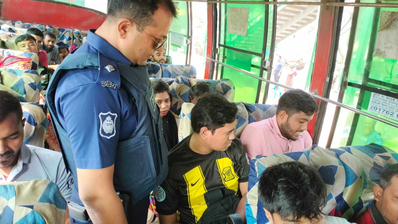 যাত্রীবাহী বাস থামিয়ে চলছে পুলিশের তল্লাশি। ছবি : কালবেলা