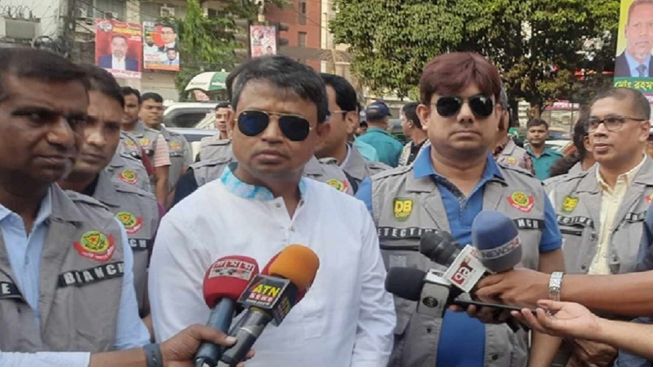 রাজধানীর নাইটিঙ্গেল মোড়ে সাংবাদিকদের সাথে কথা বলছেন ডিএমপির গোয়েন্দা বিভাগের প্রধান, অতিরিক্ত পুলিশ কমিশনার হারুন অর রশিদ। ছবি : সংগৃহীত
