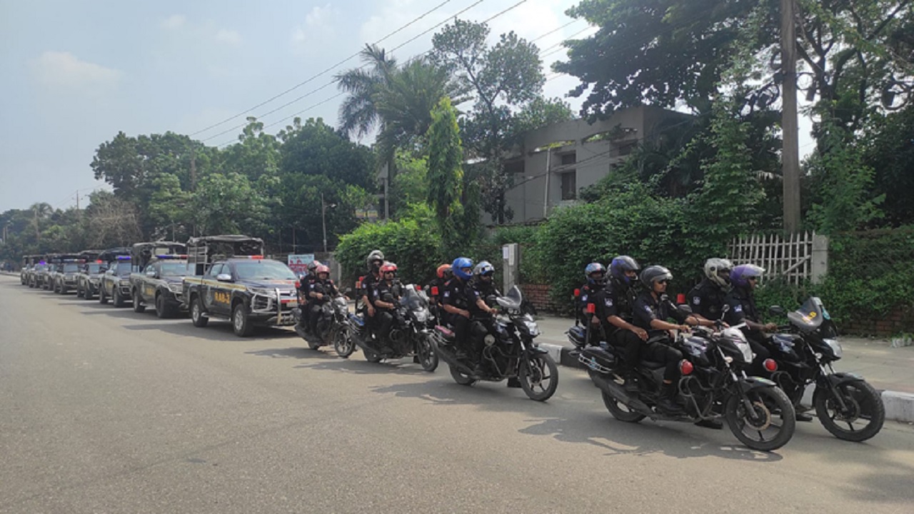 ঢাকায় বিশেষ রোবাস্ট পেট্রল শুরু করেছে র‌্যাপিড অ্যাকশন ব্যাটালিয়ন। ছবি : সংগৃহীত