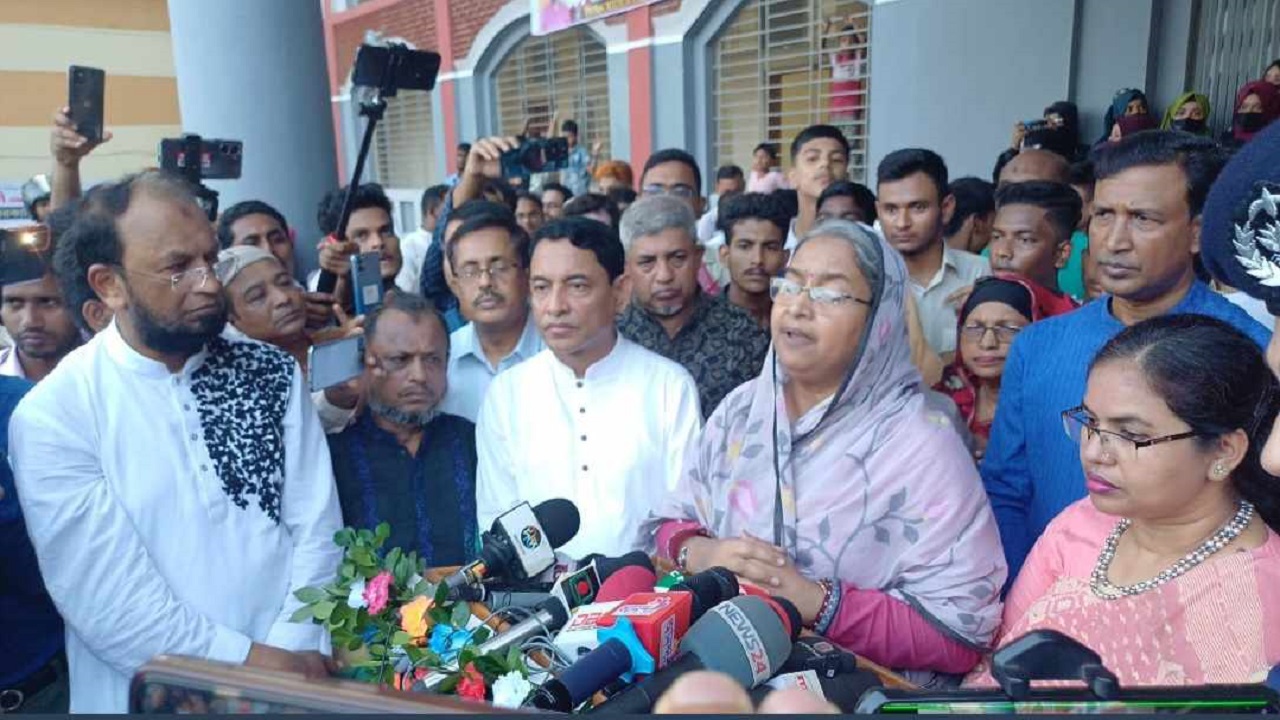 রায়পুর শহরে সাংবাদিকদের প্রশ্নের উত্তর দিচ্ছেন শিক্ষামন্ত্রী ডা. দীপু মনি। ছবি : কালবেলা