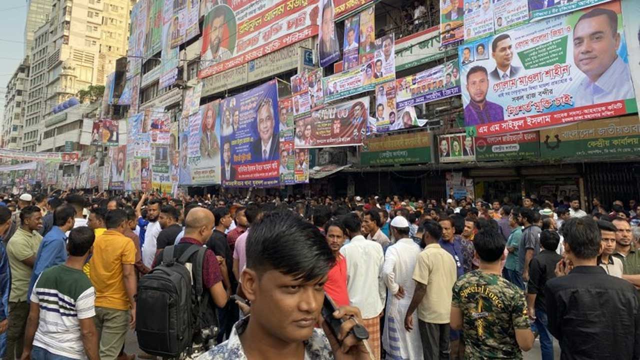 বিএনপির কেন্দ্রীয় কার্যালয়ে জড়ো হচ্ছে নেতাকর্মীরা।