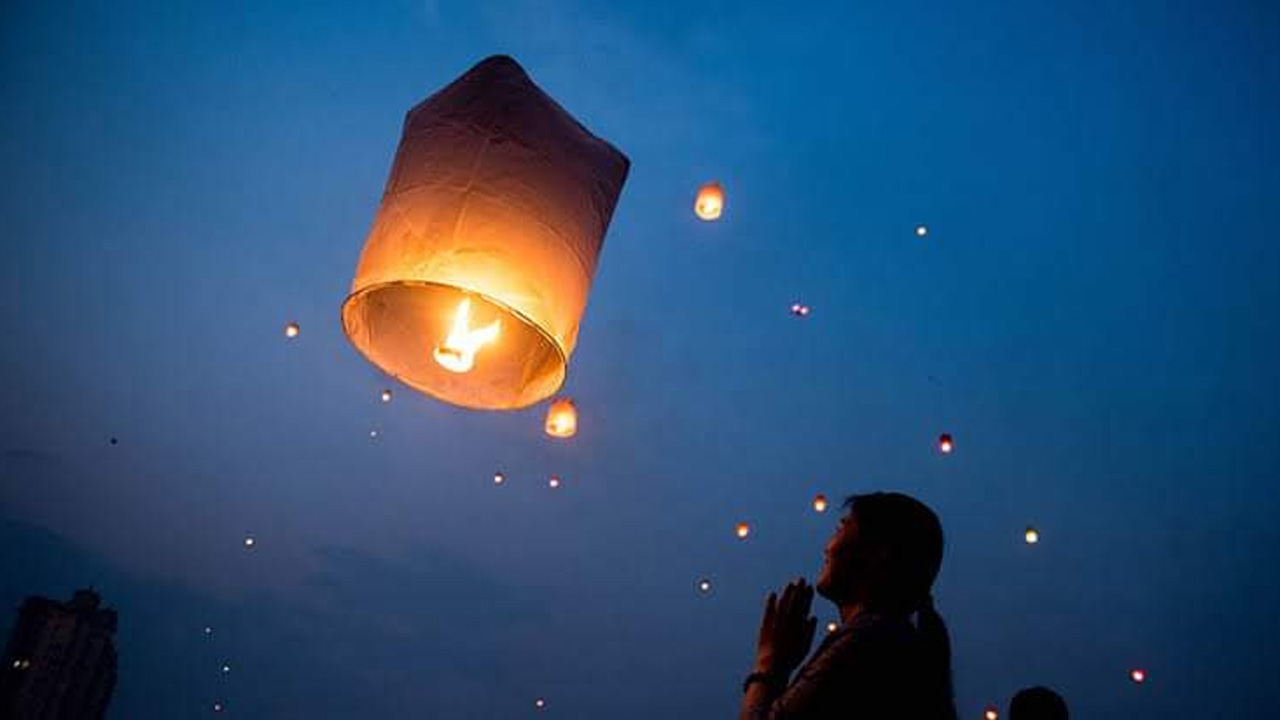 বৌদ্ধ ধর্মাবলম্বীদের দ্বিতীয় বৃহত্তর ধর্মীয় উৎসব শুভ প্রবারণা পূর্ণিমা। পুরোনো ছবি