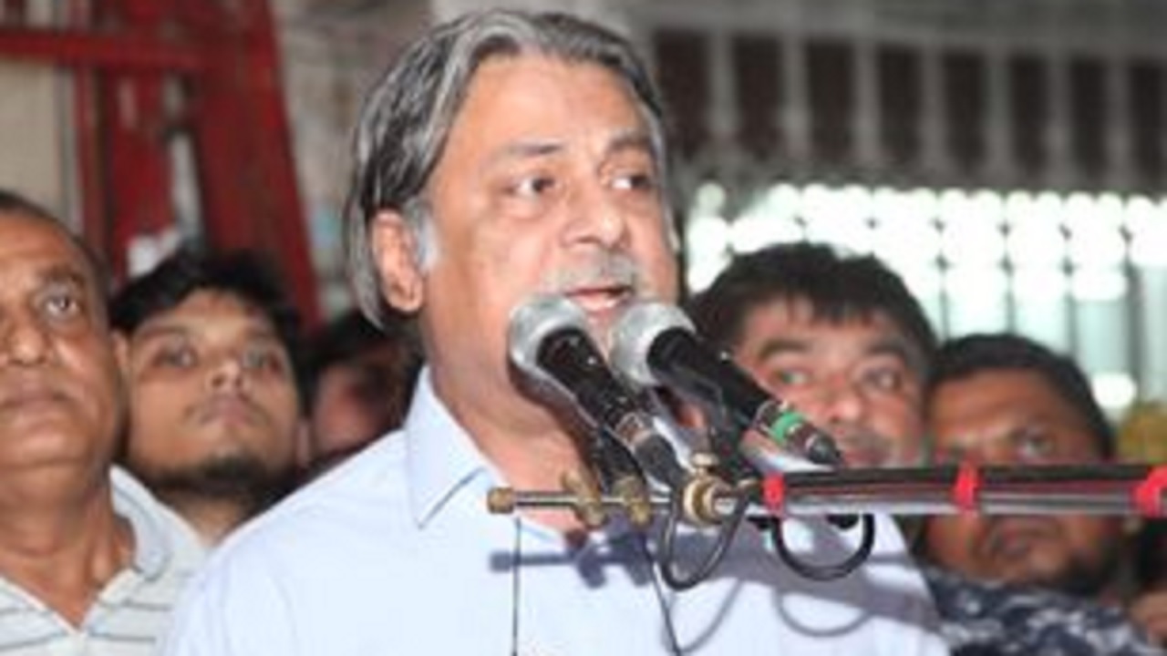 বঙ্গবন্ধু এভিনিউয়ে ঢাকা মহানগর যুবলীগ দক্ষিণের উদ্যোগে ‘শান্তি ও উন্নয়ন শোভাযাত্রা’ অনুষ্ঠানে কথা বলছেন যুবলীগ সভাপতি। ছবি : সংগৃহীত