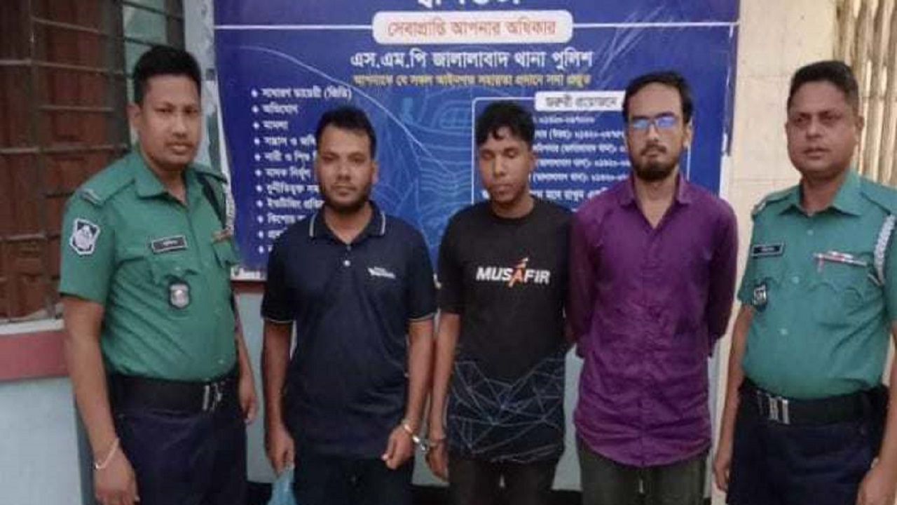 সিলেট নগরীর আখালিয়া এলাকা থেকে নাশকতার অভিযোগে গ্রেপ্তার শিবির নেতারা। ছবি : কালবেলা