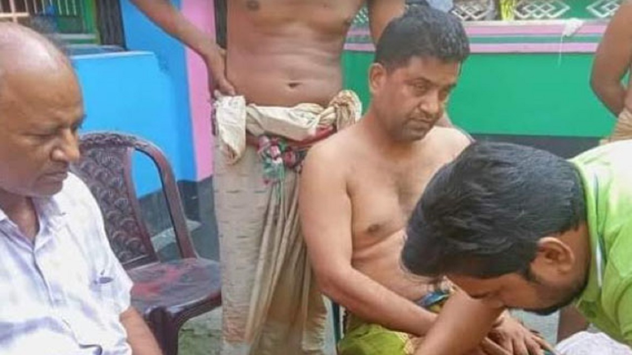 প্রাথমিক চিকিৎসা নিচ্ছেন আহত যুবদল নেতা গোলাম কিবরিয়া। ছবি : কালবেলা