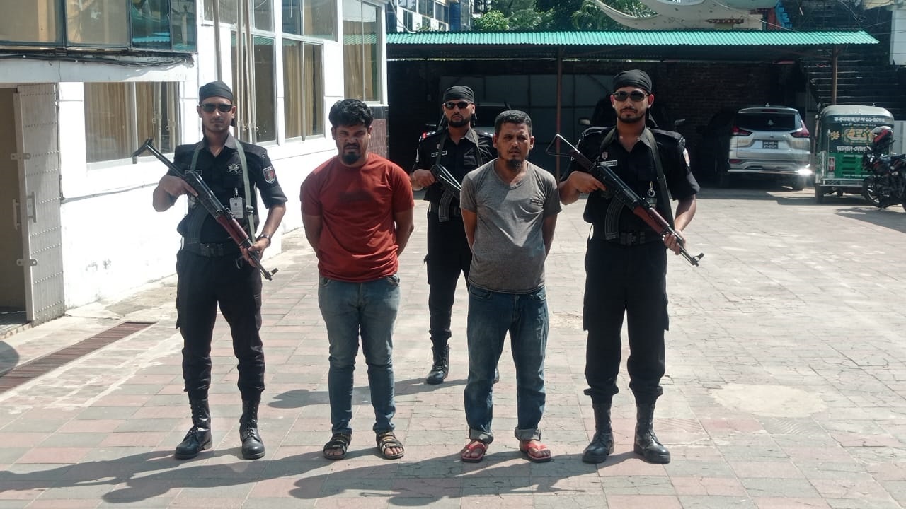 র‌্যাব সদস্যদের মাঝে আরসার দুই সদস্য। ছবি : কালবেলা