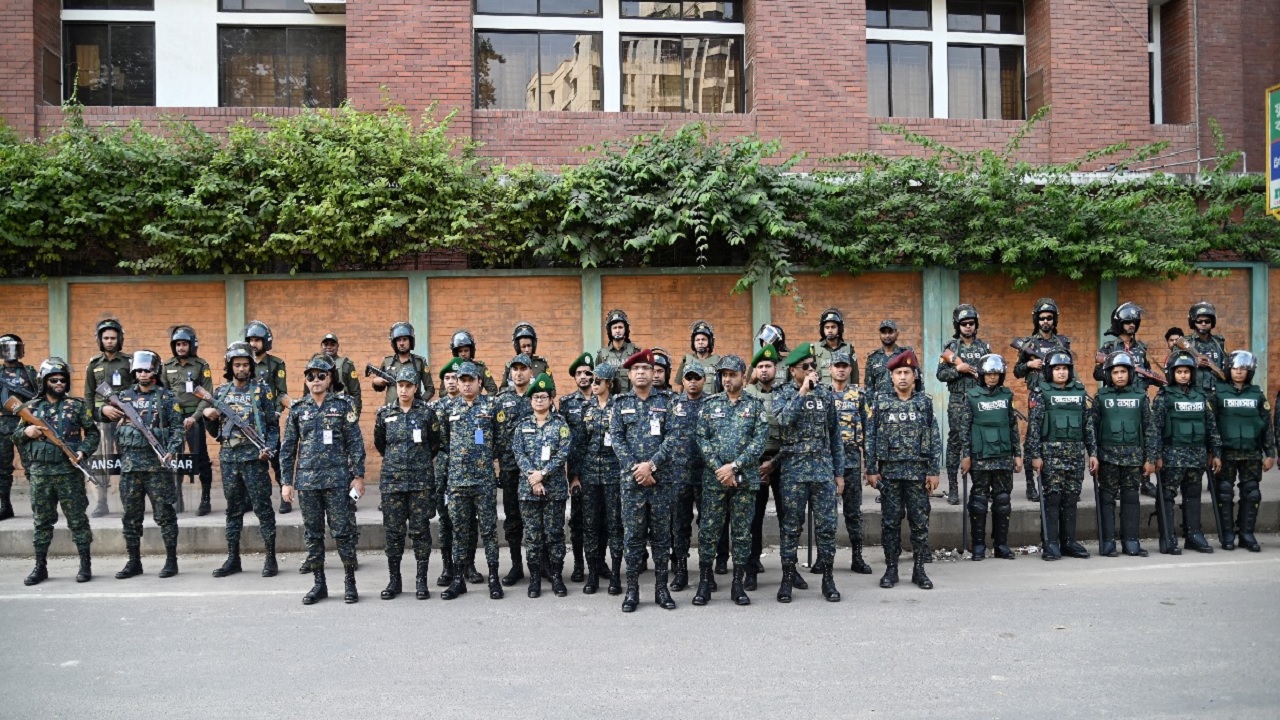 আইনশৃঙ্খলা পরিস্থিতি নিয়ন্ত্রণে পুলিশকে সহায়তা করতে দুই হাজার আনসার সদস্যকে প্রস্তুত রাখার নির্দেশ স্বরাষ্ট্র মন্ত্রণালয়ের। ছবি : কালবেলা