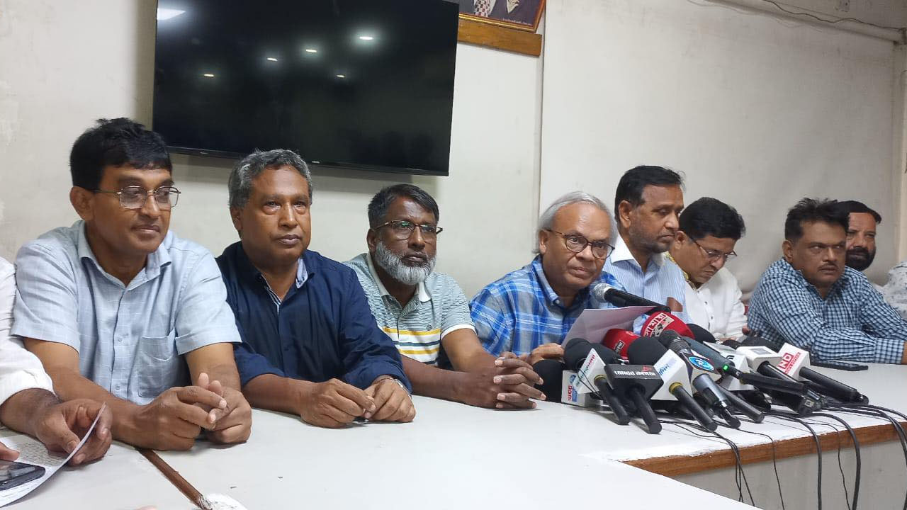 নয়াপল্টনে বিএনপির কেন্দ্রীয় কার্যালয়ে দলের সিনিয়র যুগ্ম মহাসচিব রুহুল কবির রিজভী। ছবি : কালবেলা