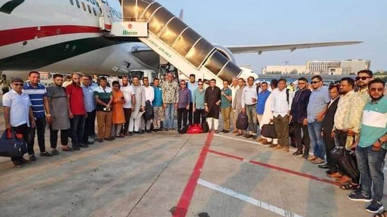 ঢাকায় মহাসমাবেশে যোগ দিতে আকাশপথে ঢাকায় সিলেট বিএনপির নেতাকর্মীরা। ছবি : সংগৃহীত