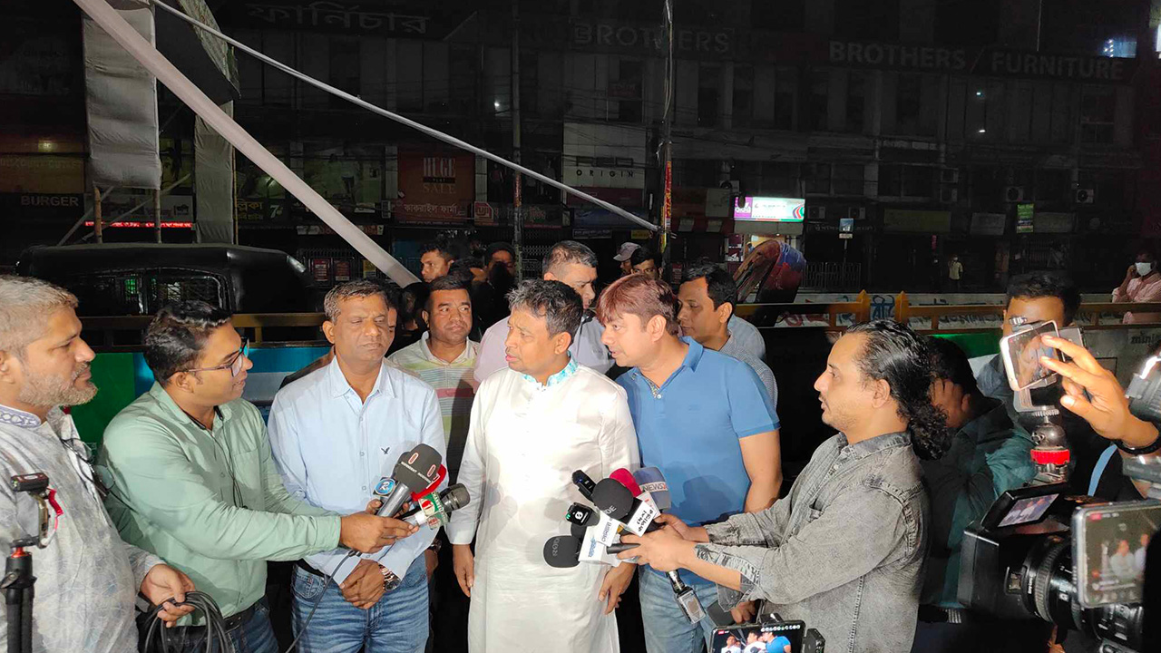 সাংবাদিকদের সঙ্গে কথা বলছেন ডিবি প্রধান মুহাম্মদ হারুন অর রশিদ। ছবি : কালেবেলা