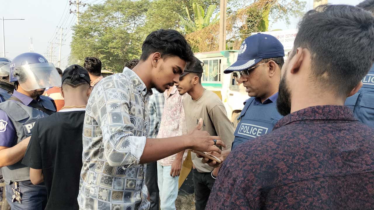 ধামরাইয়ে পুলিশের তল্লাশি। ছবি : কালবেলা