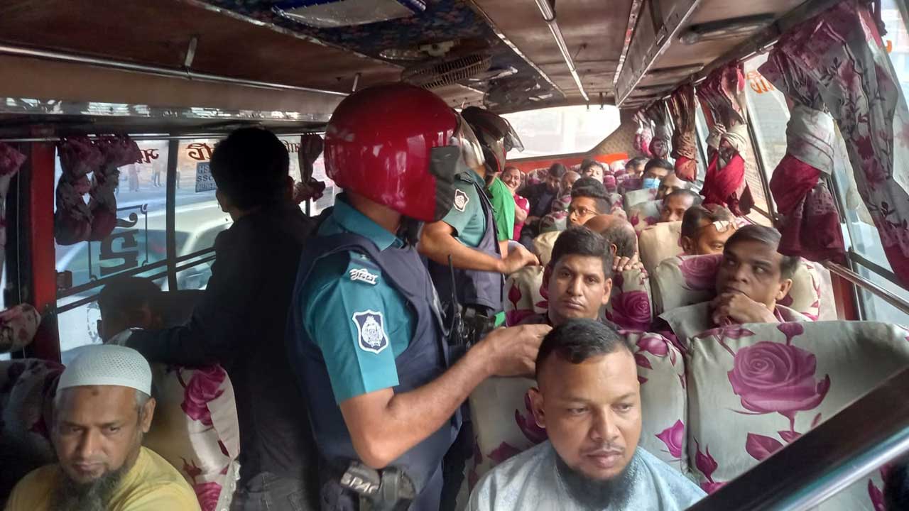 টঙ্গীতে ঢাকার প্রবেশমুখে যানবাহনে পুলিশের তল্লাশি। ছবি : কালবেলা
