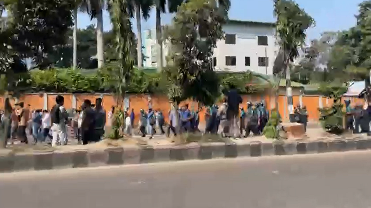 মতিঝিলে জামায়াতের নেতাকর্মীরা অবস্থান নেওয়ার চেষ্টা করলে পুলিশ ধাওয়া করে। ছবি : ভিডিও থেকে