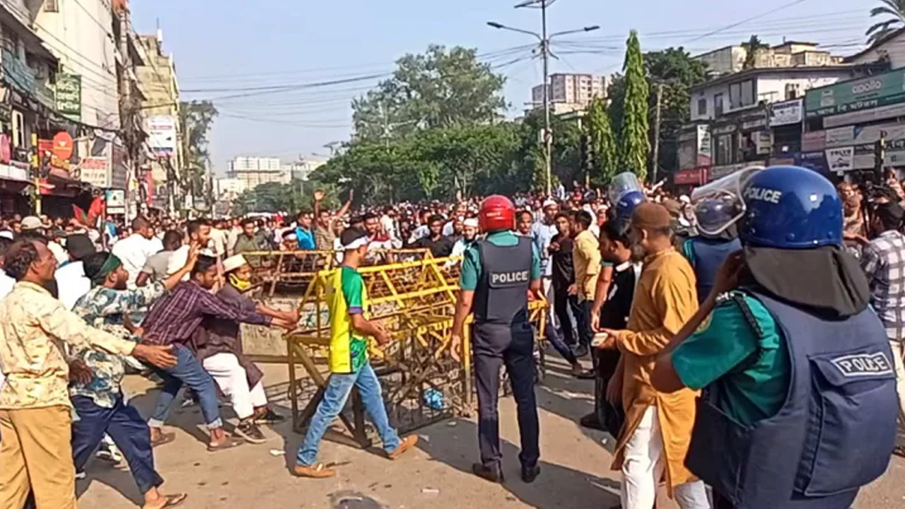আরামবাগে নেতাকর্মীরা ব্যারিকেড সরিয়ে দিলেও পরে দ্রুতই তা আবারও বসায় পুলিশ। ছবি : সংগৃহীত