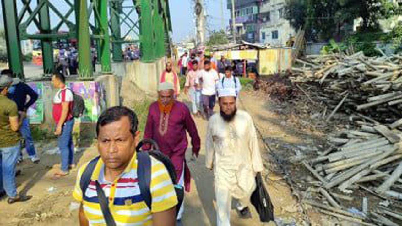 হেঁটে রাজধানীতে প্রবেশ করেছে মানুষ। ছবি : সংগৃহীত