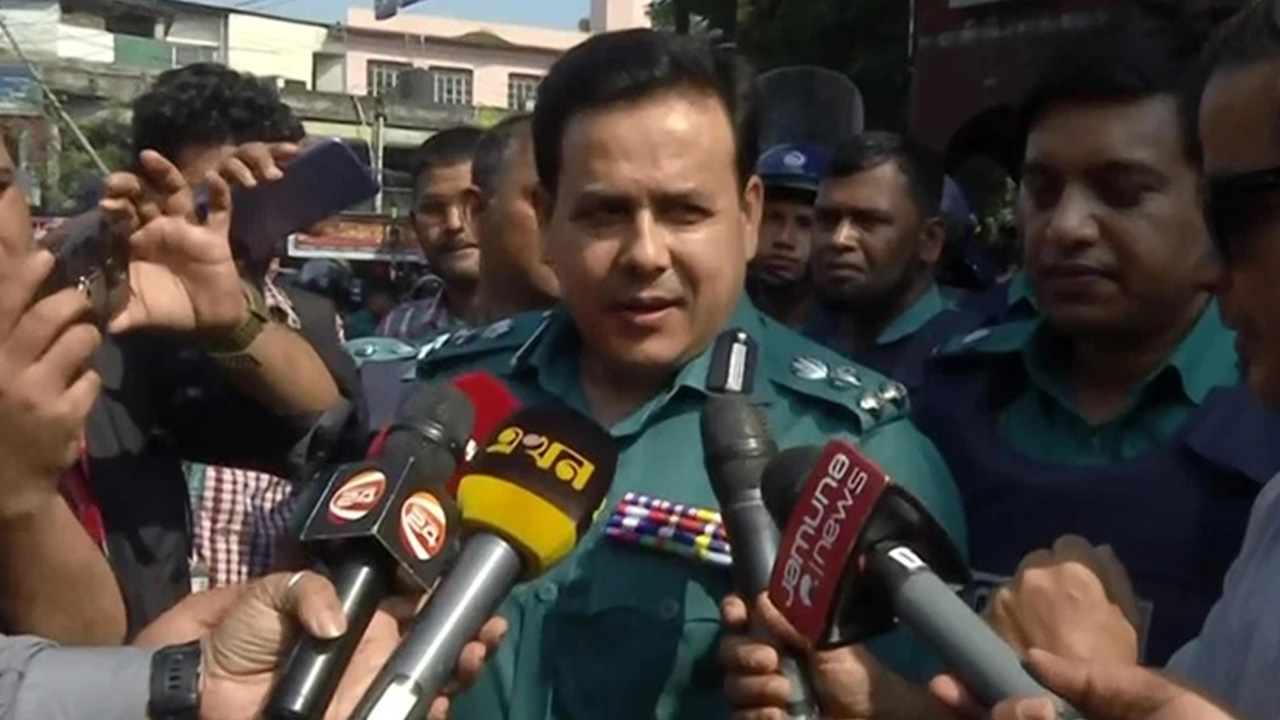 সাংবাদিকদের সঙ্গে কথা বলেন সিটিটিসি প্রধান আসাদুজ্জামান। ছবি : সংগৃহীত