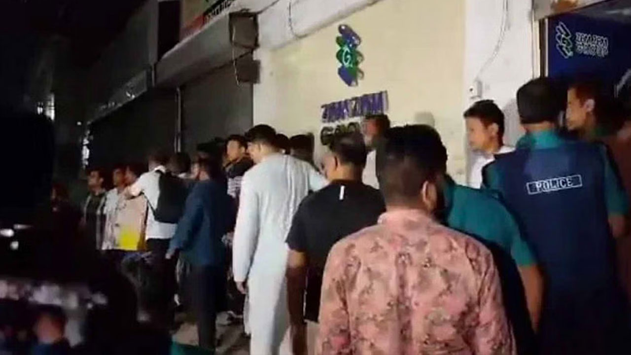 নয়াপল্টনে রাতে ডিবির অভিযান। ছবি : সংগৃহীত