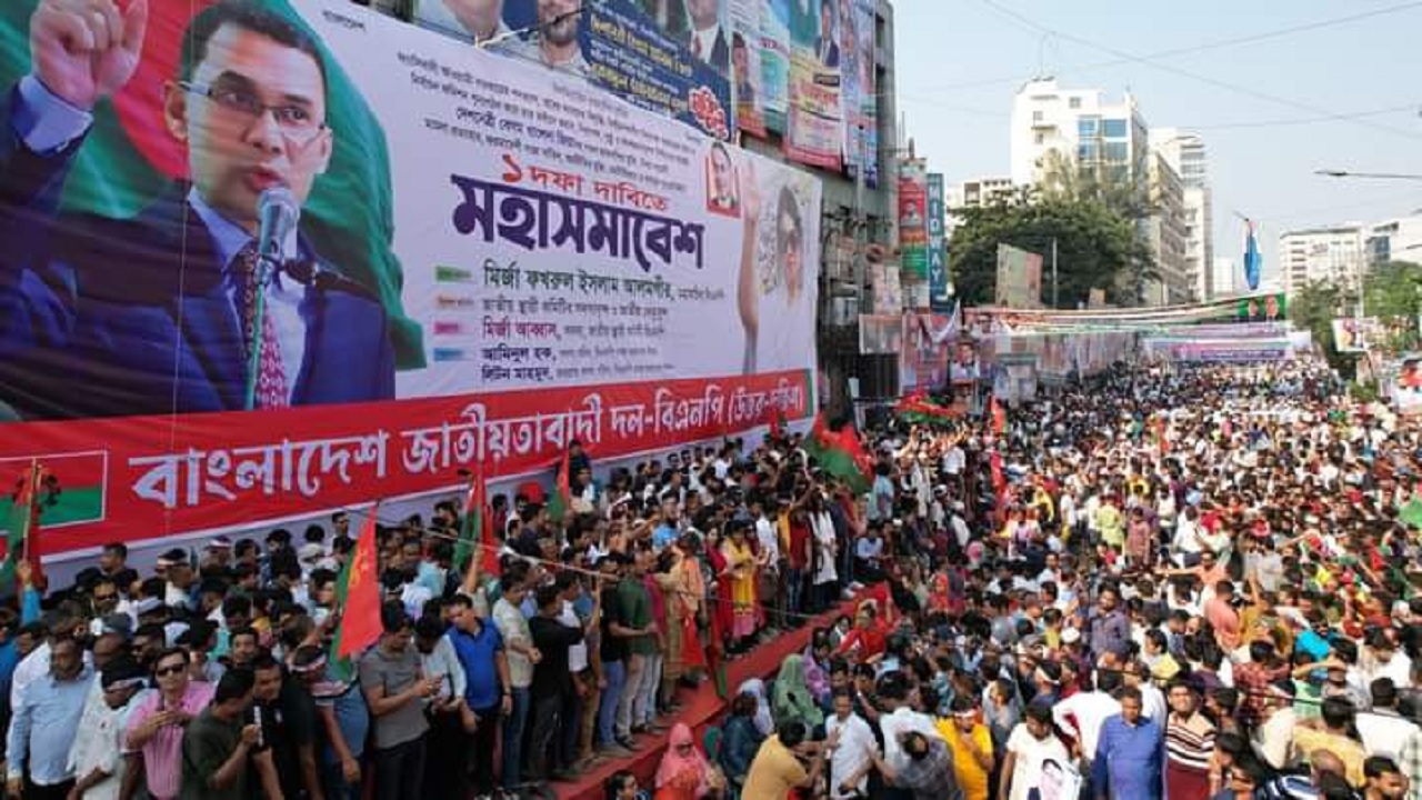নয়াপল্টনে বিএনপির দলীয় কার্যালয়ের সামনে মহাসমাবেশ শুরু হয়েছে। ছবি : কালবেলা