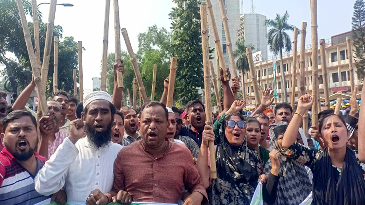 লাঠিসোঁটা হাতে নিয়ে আওয়ামী লীগের সমাবেশে যোগ দেন নেতাকর্মীরা। ছবি : সংগৃহীত