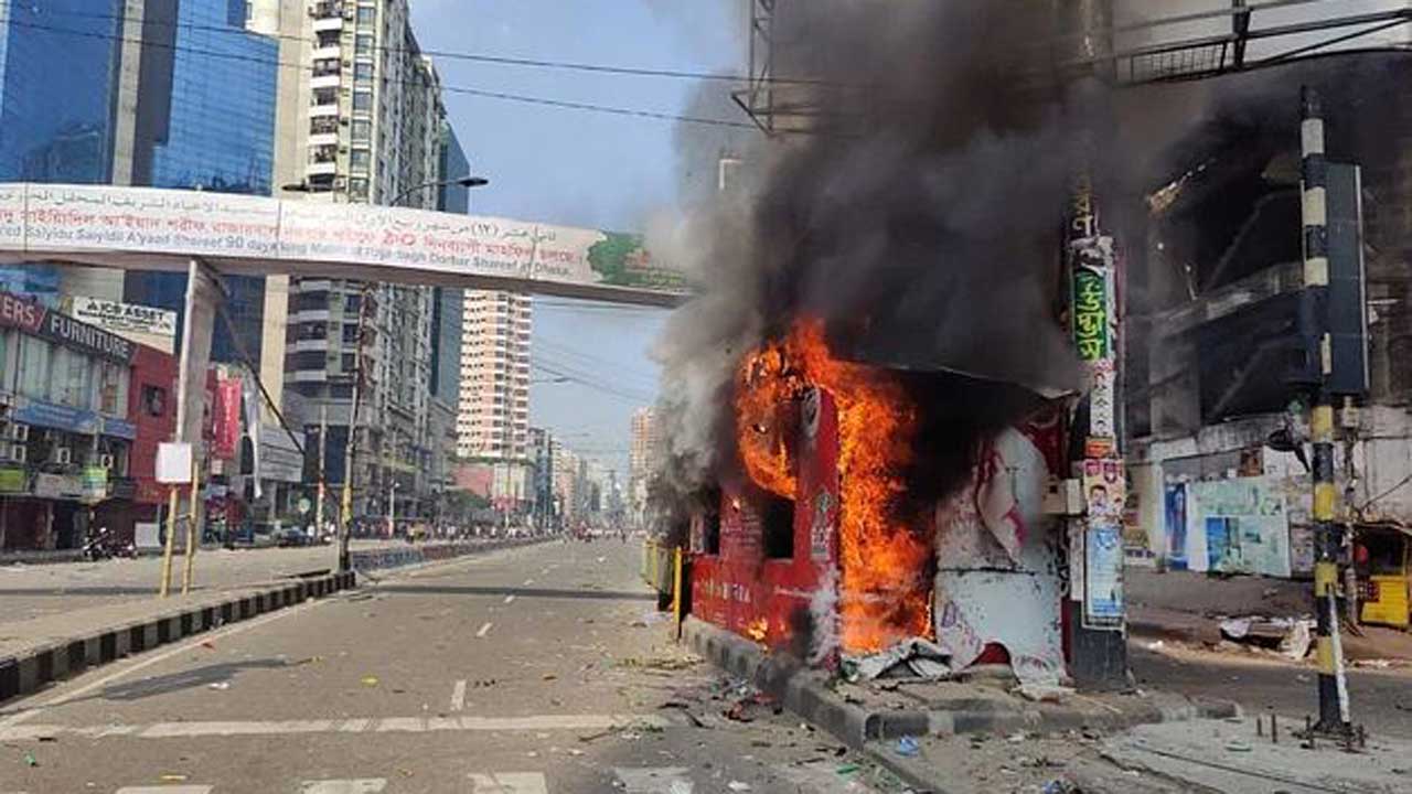 কাকরাইল মোড়ে একটি ট্রাফিক পুলিশ বক্সে আগুন দেওয়া হয়েছে। ছবি : সংগৃহীত